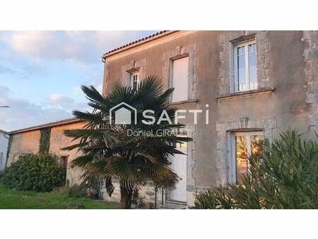 située à nieulle-sur-seudre  cette propriété s'inscrit au cœur d'un charmant village