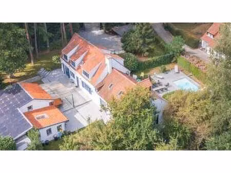 villa avec dépendances et piscine