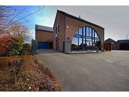 bien unique : 450 m2 -peb c - jardin sud- parkings-caves
