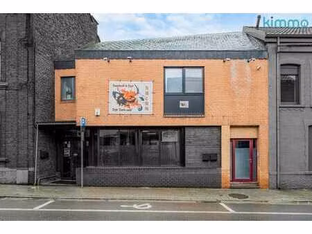 immeuble avec deux appartements et espace commercial