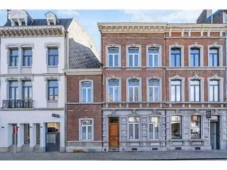 immeuble de caractère situé aux guillemins avec 8ch  3 bur.