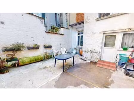 appartement et commerce de +/- 79m² à rénover + grande cour