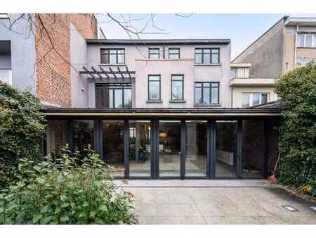 à proximité du quartier des fleurs et de l'otan