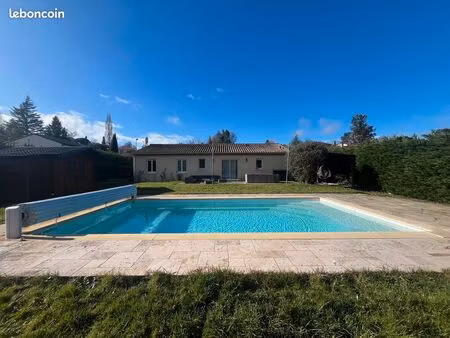 champcevinel bourg. maison de plain-pied 4 chambres  très bon état  avec piscine