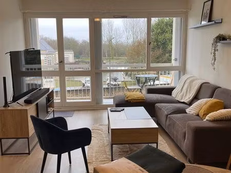 location t2 meublé avec balcons et vue sur la rivière