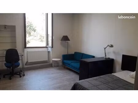 grande chambre indépendante avec sdb privative