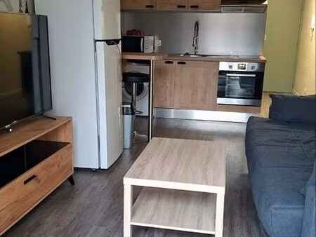 studio avec parking et balcon