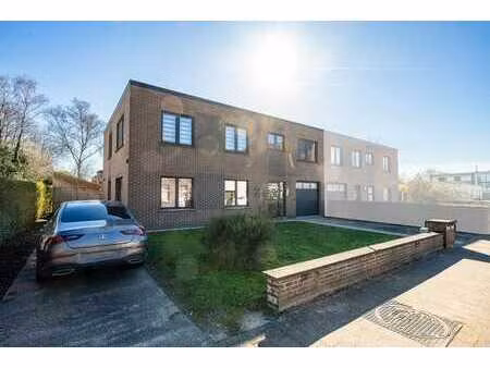 praktijkruimte/bureau met verschillende behandelruimtes