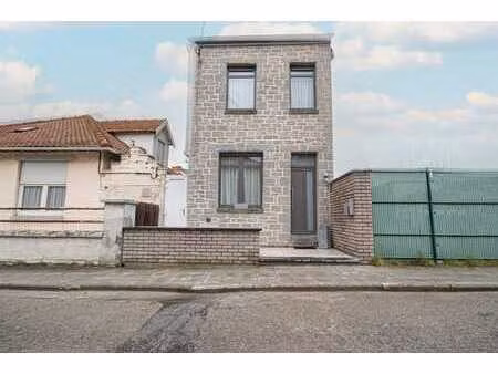 charmante maison 4 façades avec passage latéral et jardin.