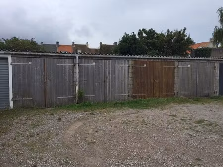 lot de garages loués - outreau - toitures et portes en bon état