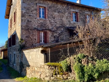 maison de village en pierres avec grange