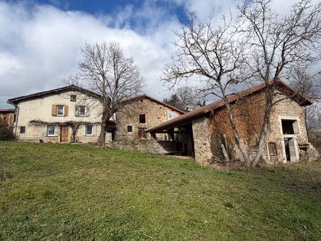 authentique ferme de pays offrant une vue dégagée sur les mo