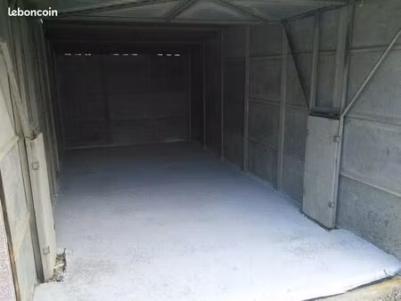 garage bétonné mare aux chiens