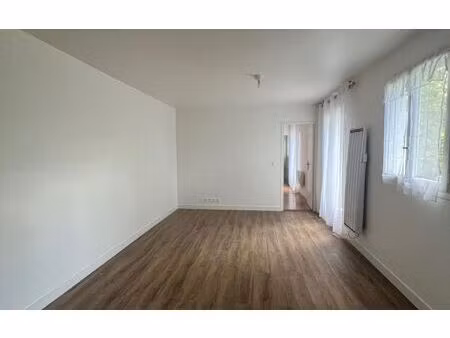 location appartement  m² t-2 à le bourget  861 €