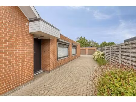 praktijkruimte met woonst te koop in beveren-leie