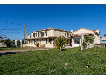 maison à vendre rénovée en pierre rénovée avec studio indépendant et jardin - montendre (1