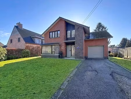 te renoveren woning op een ruim perceel van 1350 m².