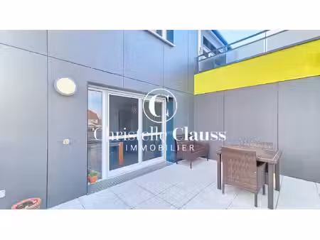 appartement moderne avec grande terrasse.