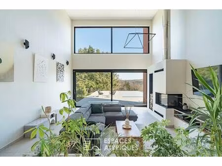 maison bioclimatique aux lignes épurées avec vue sur la nature