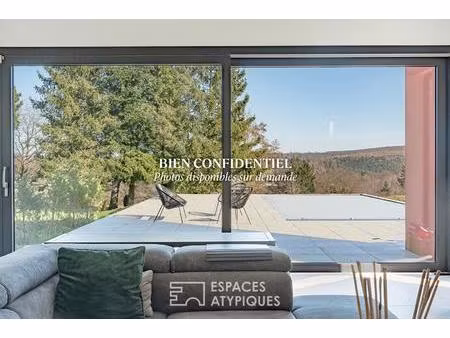 maison bioclimatique aux lignes épurées avec vue sur la nature