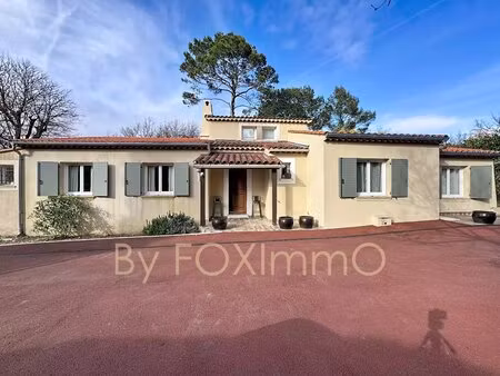 valbonne   villa 4 chambres à pied du village   piscine  terrasse  parking   climatisation