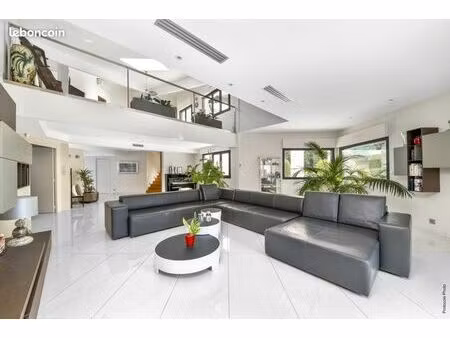 maison 9 pièces 402 m²