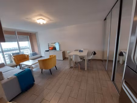 un appartement avec une balcon avec vue sur tour eiffel