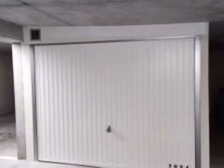 garage box fermé  sain et sécurisé