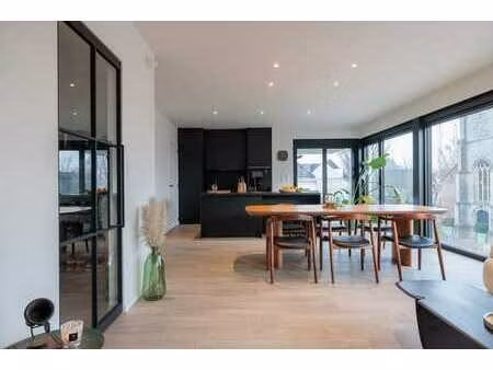 recent en lichtrijk 2-slaapkamerappartement met garage