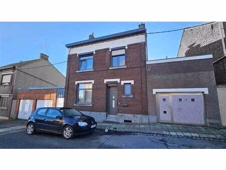 chouette maison habitable rapidement + 3 garages et jardin