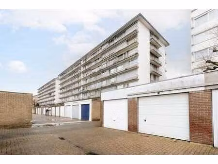 garagebox met automatische poort aan de vogeltjeswijk