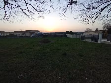 vente terrain 650 m² à la couronne (16400)  37 000 €