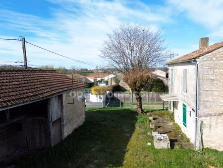a vendre projet réno : maison en pierre (41 m² sur deux niveaux) + grange (54 m²) indépend