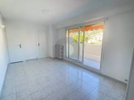 rcm : studio a louer centre carnoles - terrasse