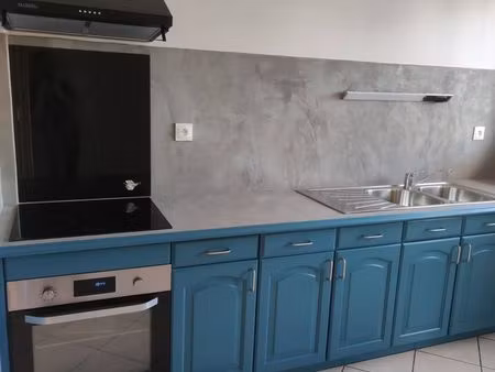 t3 60m2 avec grand balcon  cave et parking collectif