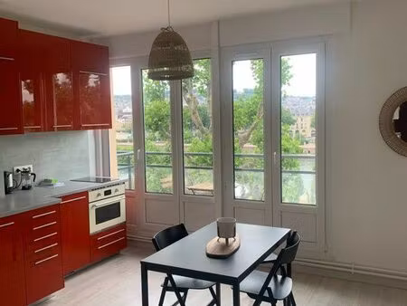 t2 meublé lumineux avec balcon - vue sur les quais