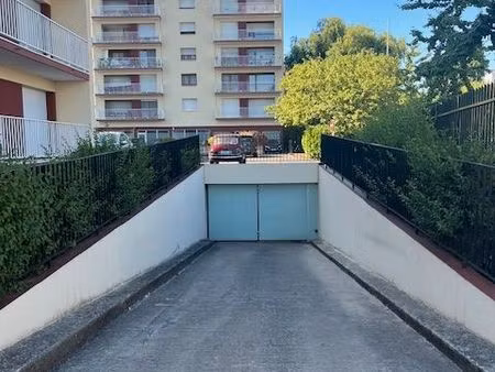 boxe fermé dans parking sécurisé avec caméra de vidéosurveillance