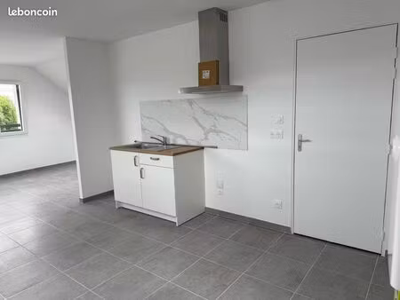 location t3 très lumineux bourg de maze milon