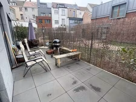 quartier européen – rez-de-chaussée 2 chambres avec terrasse