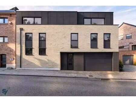 terrain & projet de 3 appartements.