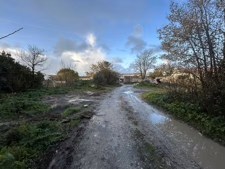 île de ré : terrain de 600m² en coeur de village