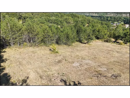 terrain constructible 2700 m² viabilisé  borné  étude de sol