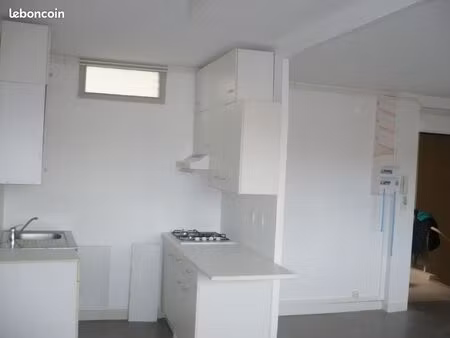 riom-f2 37m²-485+140 compris le chauffage- parking gratuit a 60 mètres