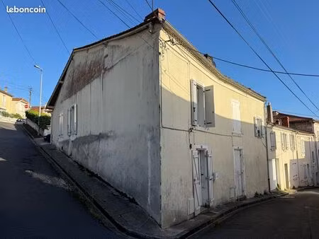 magnifique maison rénovée sur étage  2 chambres  quartier très calme  stationnement gratui