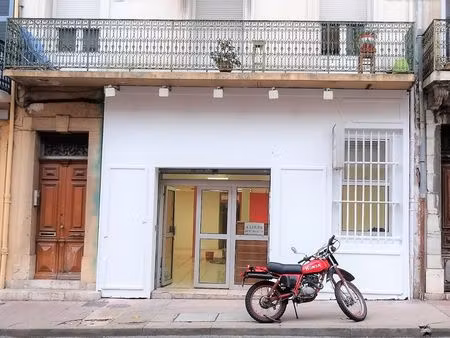 local de 104 m2 avec cave de 16 m2 libre