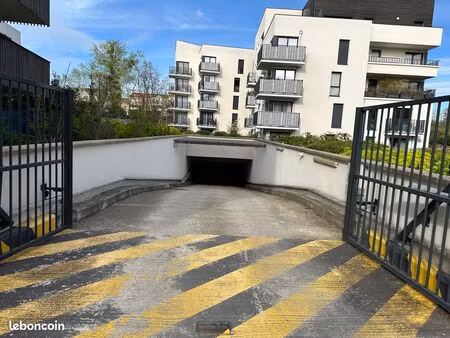 grande place de parking dans résidence sécurisée