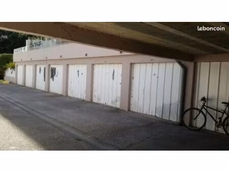 garage ferme centre ville dans residence la garde