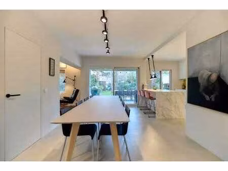 hoogwaardig gerenoveerd villa-appartement met grote zonni...