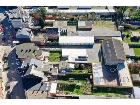 ensemble de 10 garages + hangar – situation idéale