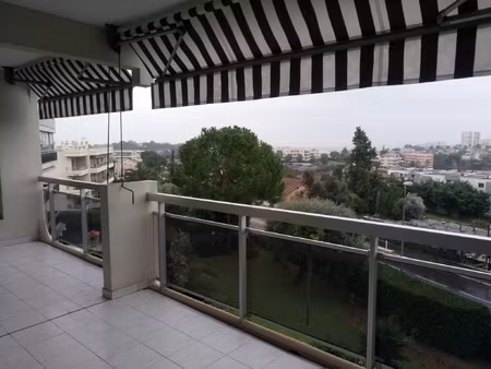 3 pièces avec grande terrasse et balcon  cave et parking ss.